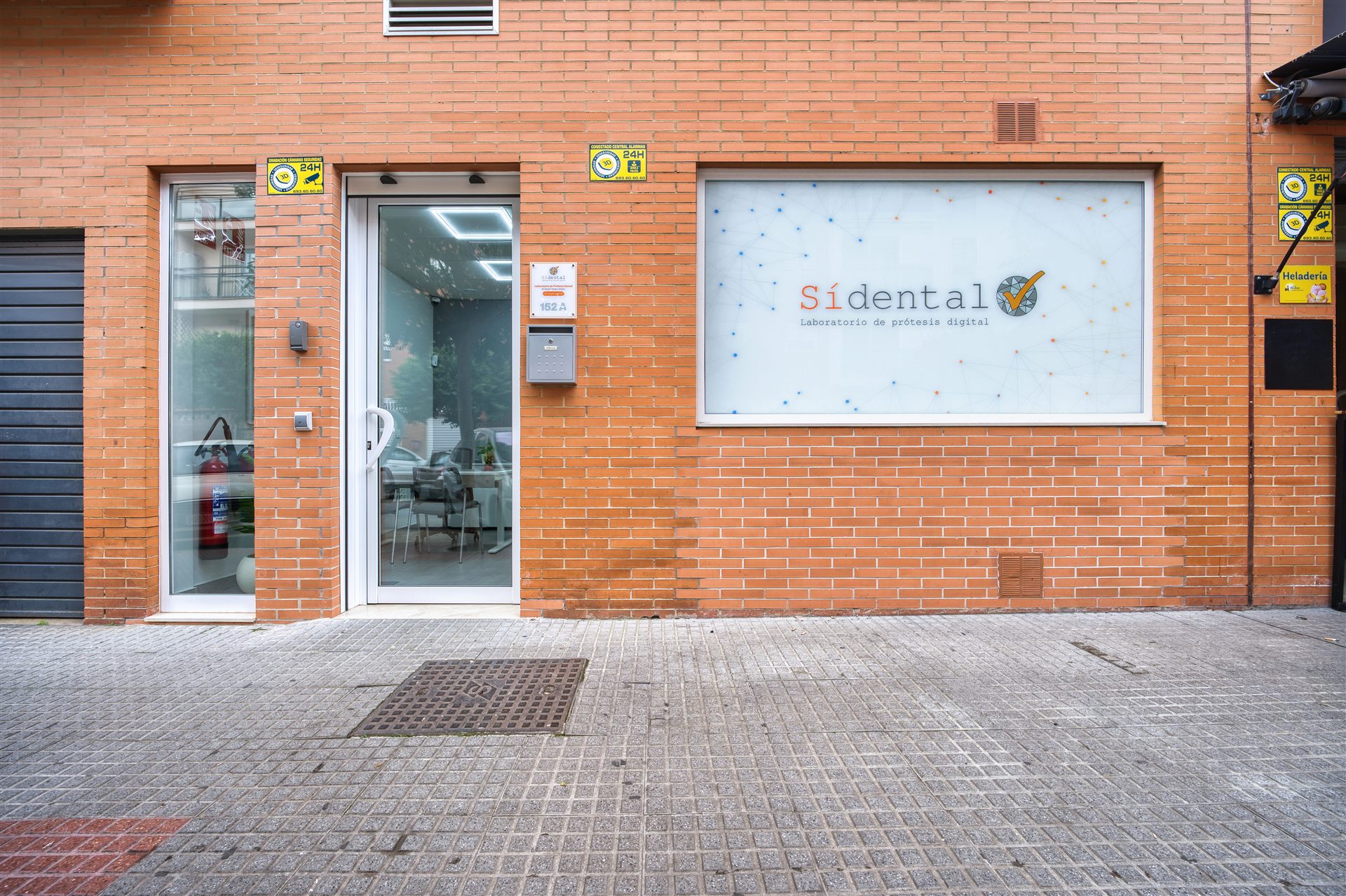 Fachada del laboratorio Sídental